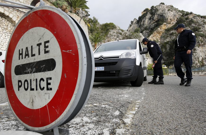 França avisa que vai alterar sua politica de fronteira com a União Européia
