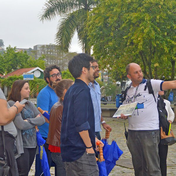 Santa Catarina aprova lei que torna obrigatória a contratação de guia turístico local para excursões